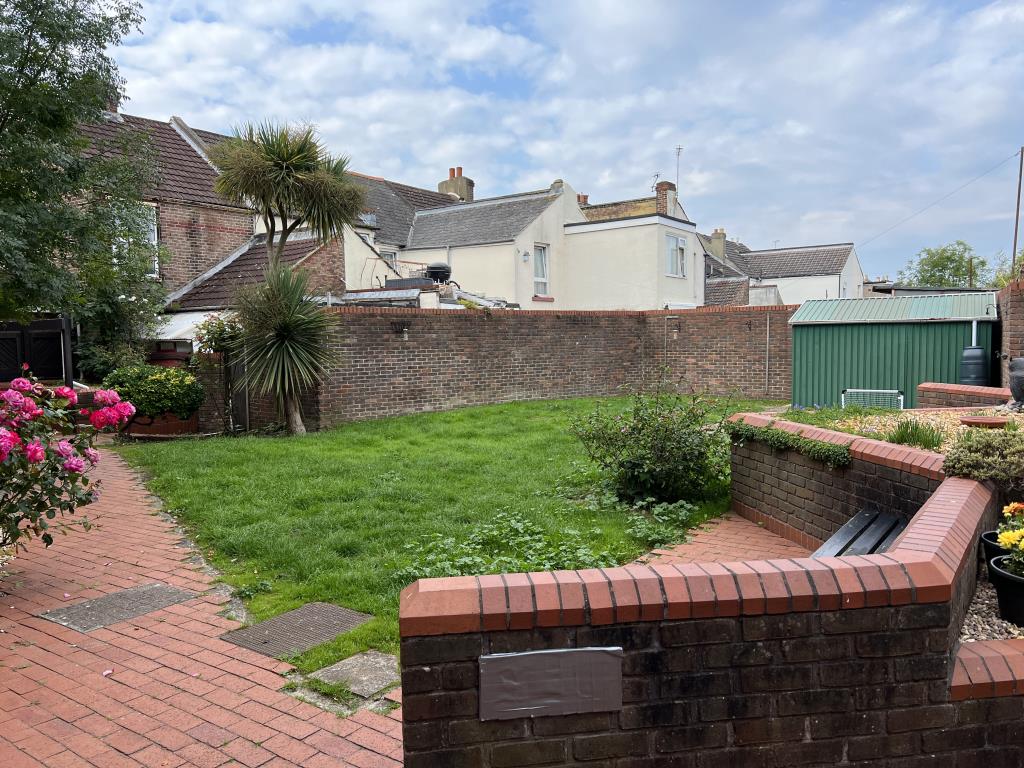 Lot: 113 - GROUND FLOOR STUDIO FLAT FOR INVESTMENT - Communal Gardens